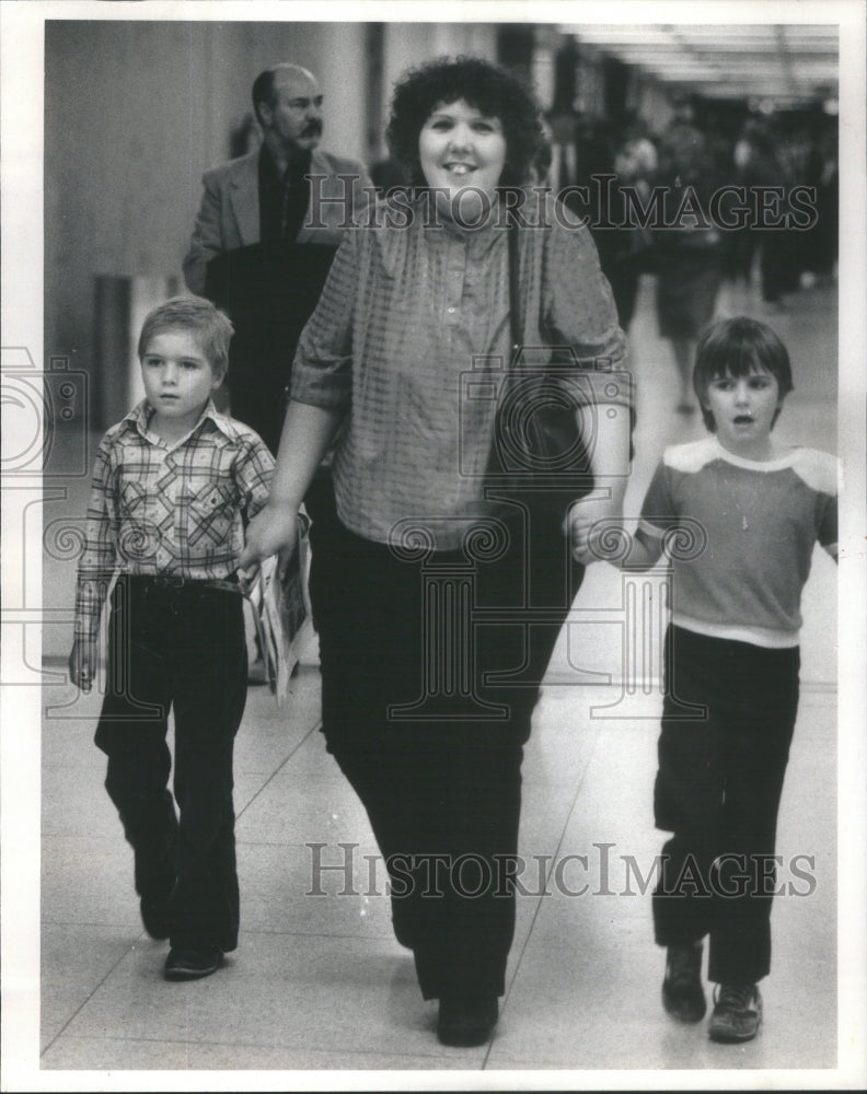 1985 Marilyn Johnson Reunited Her Missing Children Kevin And Sandra - Historic Images