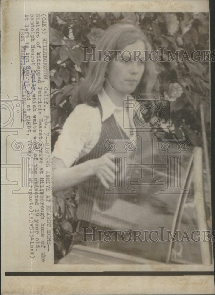 1974 Press Photo Sisters Of Kidnapped Patricia Hearst Arrive At Hearst Home - Historic Images