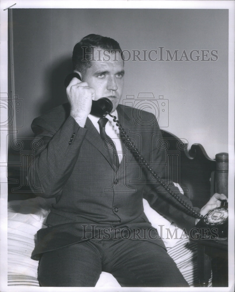 1962 Capt Dr Edward Heil Of The Army Waiting On His Missing Wife - Historic Images