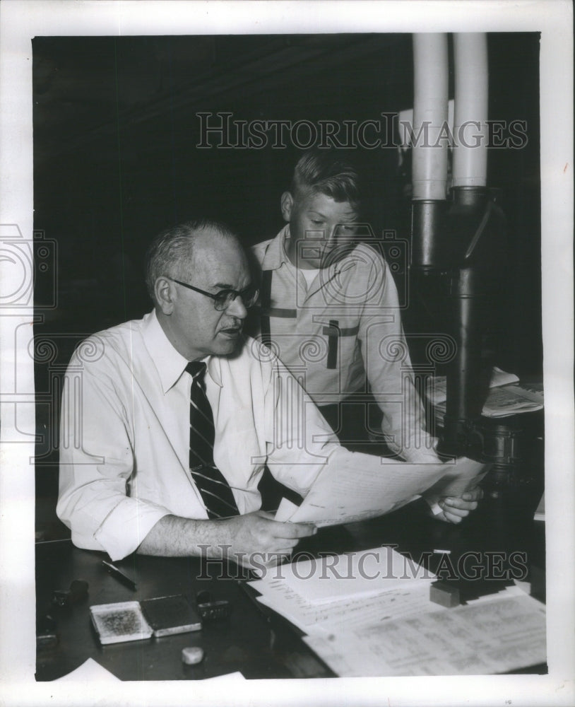 1954 Press Photo Merritt Johnson, copy desk chief, explains work to a young man - Historic Images