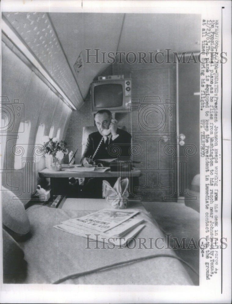 1963 Press Photo President Johnson Works At His Desk Aboard Air Force One Plane - Historic Images