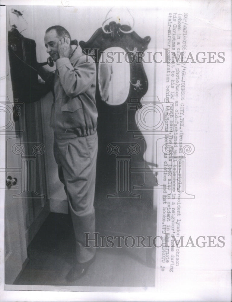 1964 Press Photo A casual President Lyndon Johnson on the telephone at neighbors - Historic Images