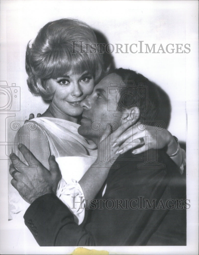 1964 Actress Elke Sommer Husband writer Joe Hyams pose - Historic Images