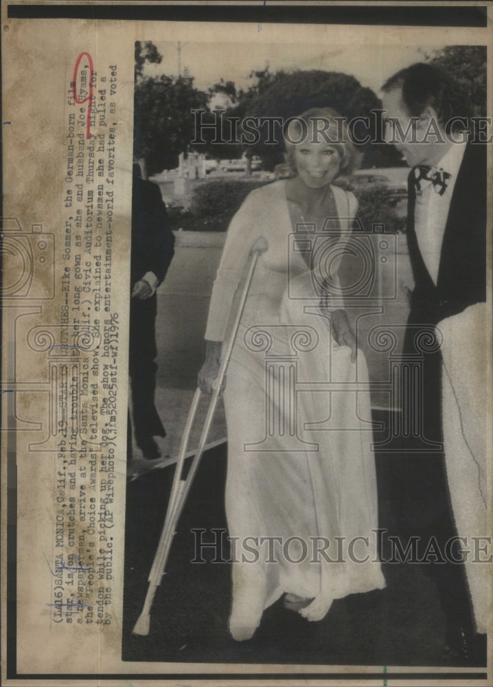 1976 Press Photo Actress Sommer With Crutches Arrives Peoples Choice Awards - Historic Images