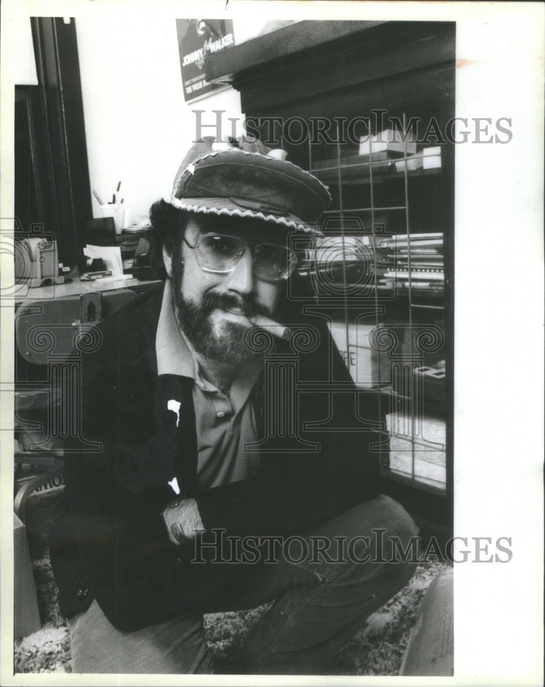 1986 Bruce Iglauer Owner Of Alligator Records Wearing Signature Hat - Historic Images