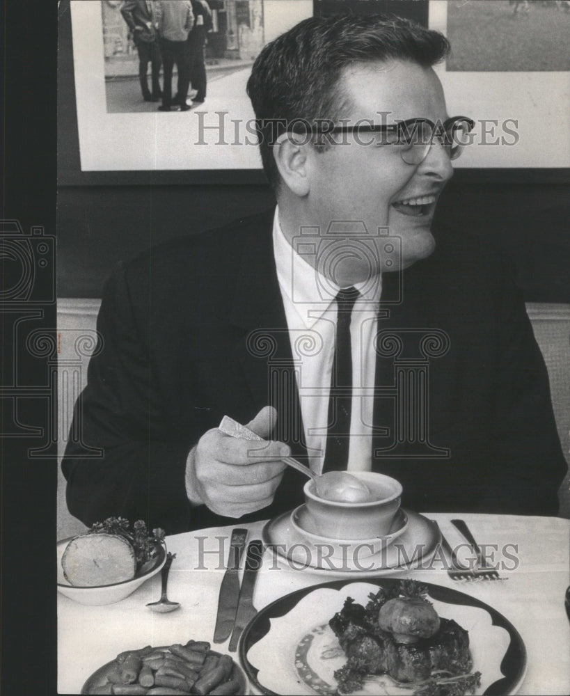 1965 Press Photo Chicago Daily News Writer Gormlet Eating For Diet Story - Historic Images