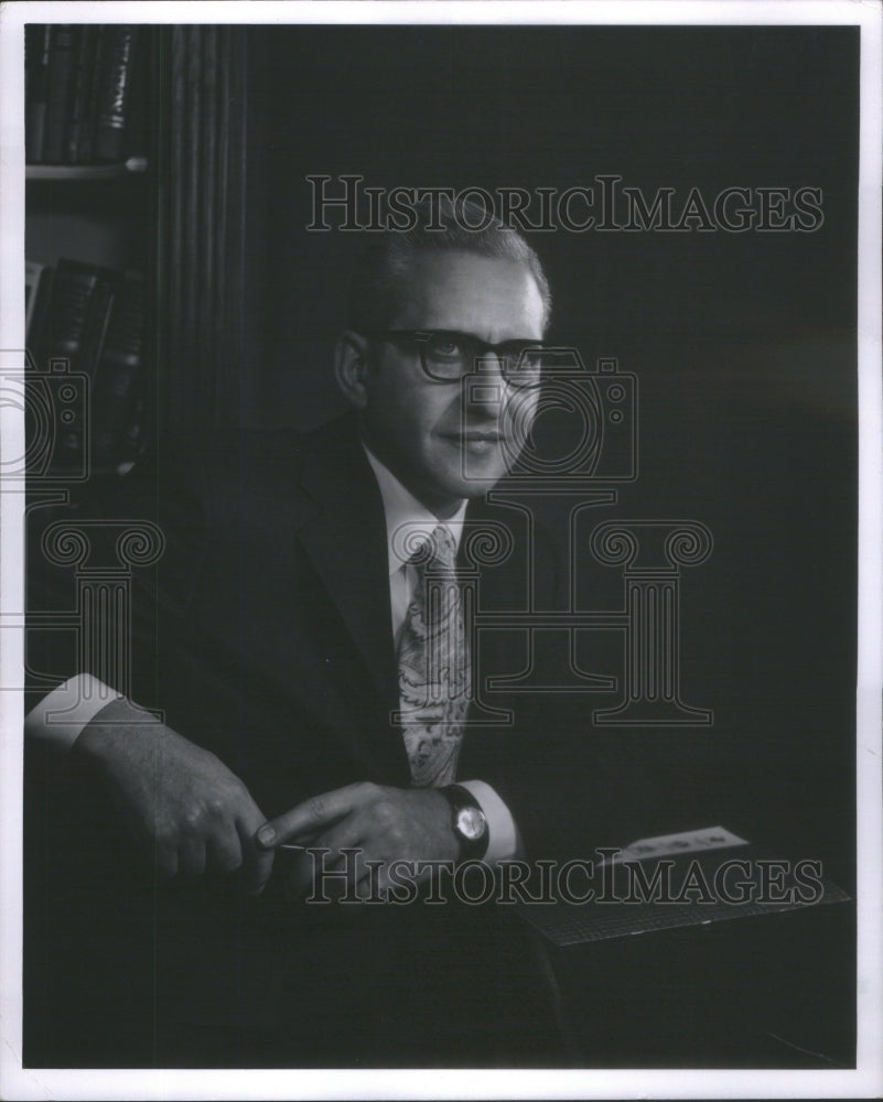 1975 Press Photo CEO Hart Schaffner Marx Jerome Gary Gore- RSA92393- Historic Images
