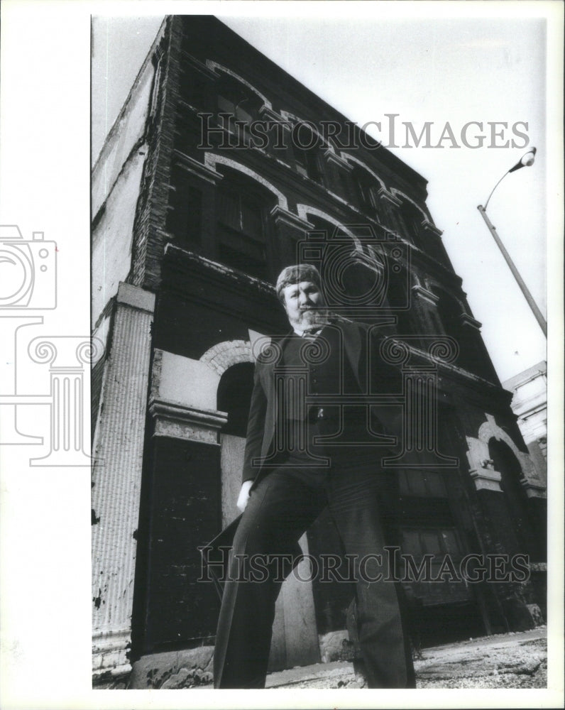 1986 John Gorman at the historic firehouse he wants to purchase - Historic Images