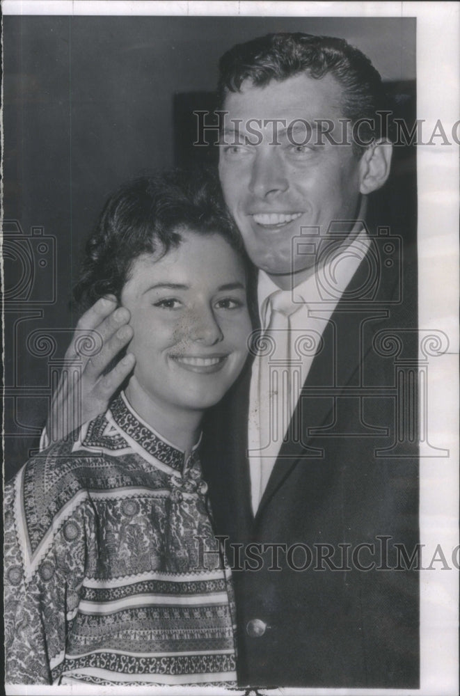 1960 Press Photo Actress Perreau With Businessman Gallo Engagement Plans - Historic Images