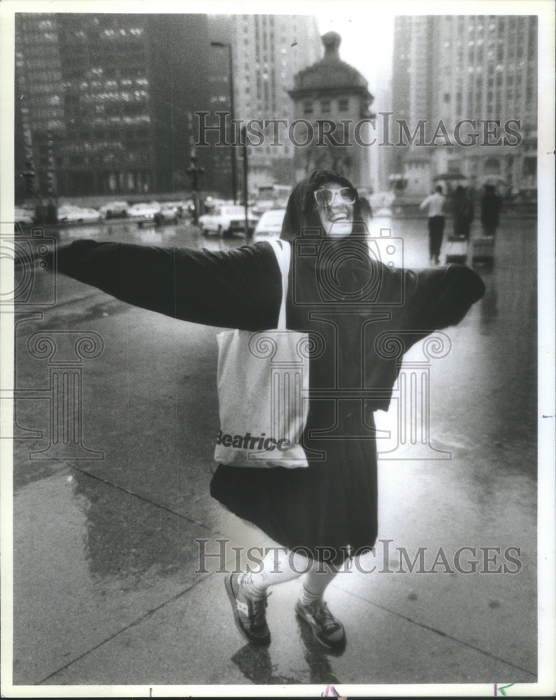 1984 Press Photo Maggie Galloway Film Writer Producer Gene Kelly Imitation - Historic Images