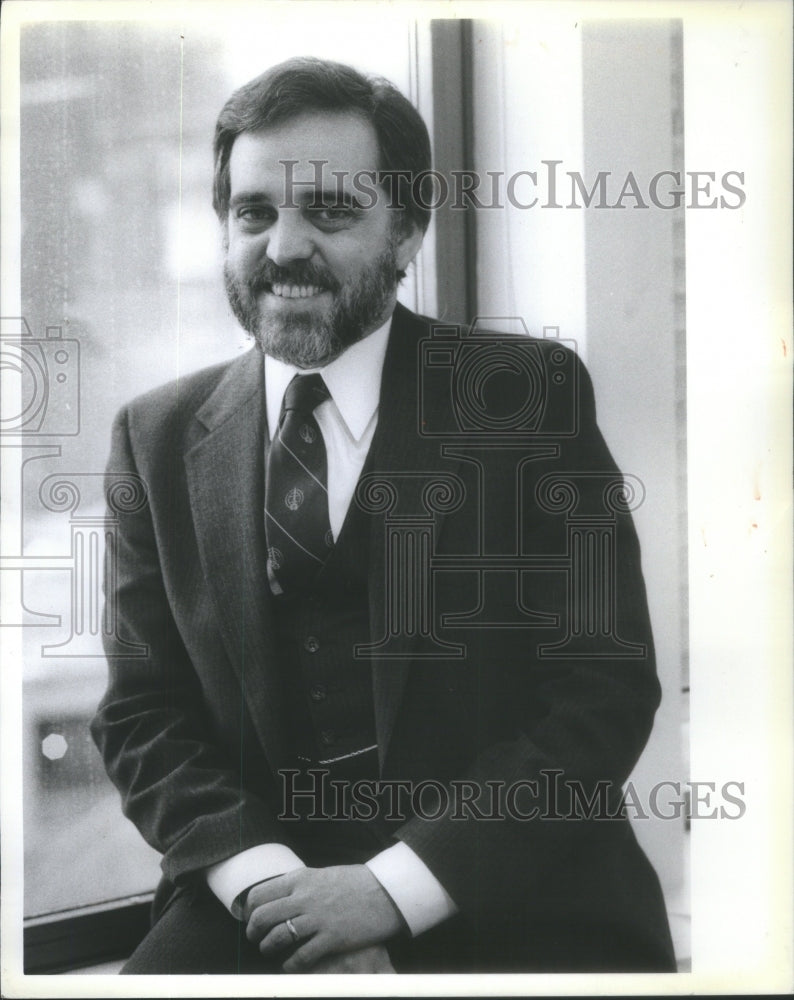 1984 City Club Of Chicago Executive Director Horist Seated At Window - Historic Images