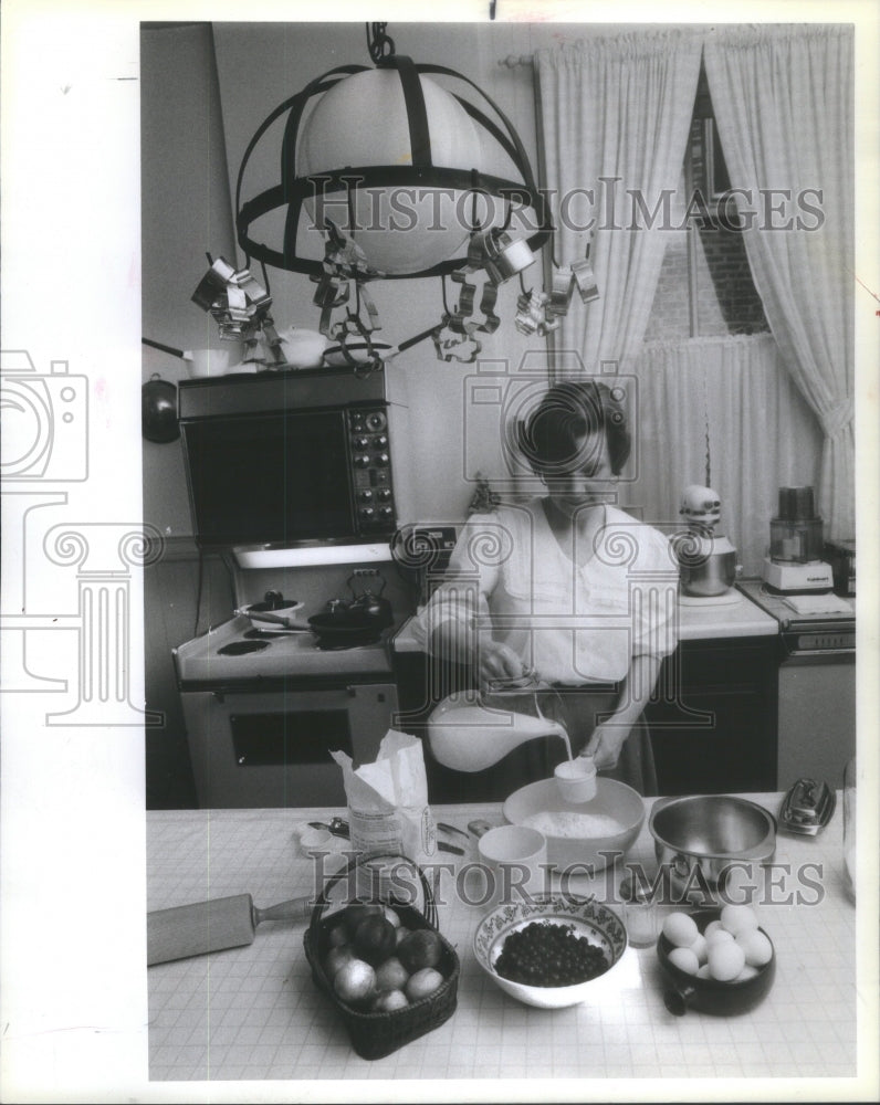 1984 Cooking Teacher Karen Horning Preparing Peach Shortbread Cake - Historic Images