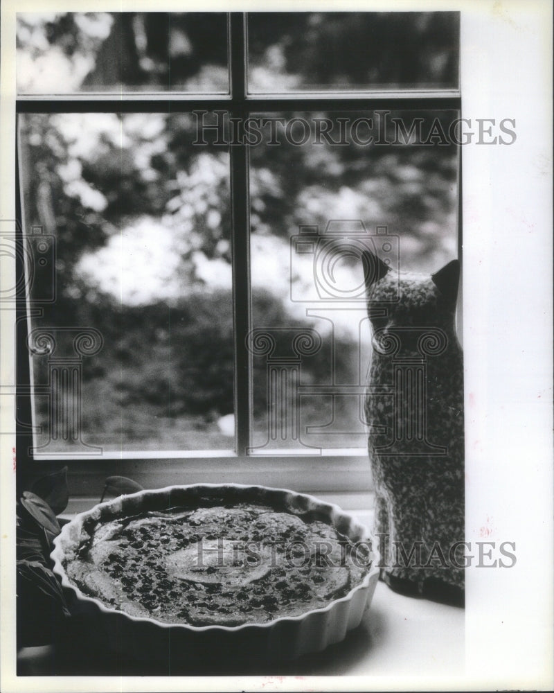 1984 Shortbread Fruit Pie In Window Beside Cat Statue - Historic Images