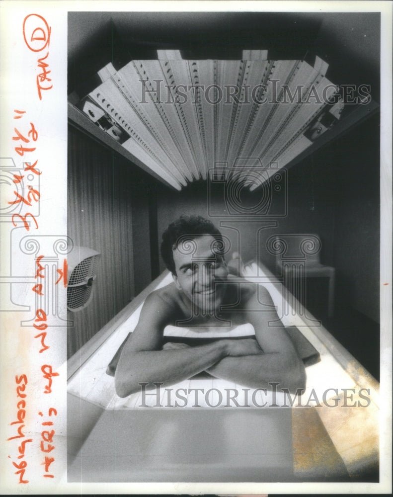 1984 Midnight Sun Tanning Salon Manager Jim Downs Demonstrates Bed - Historic Images