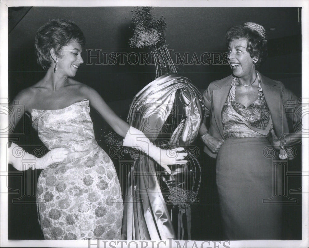 1961 Mrs. Ursula Marshall (Model) and Mrs. Roy Tuchbreiter - Historic Images