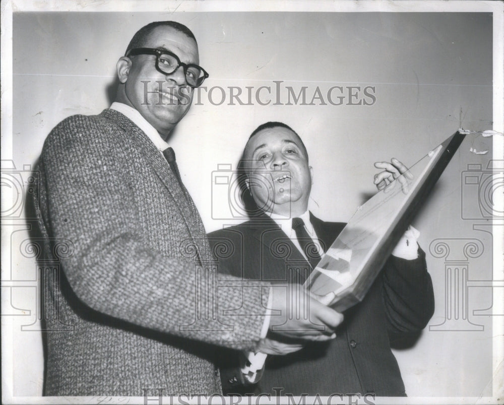 1957 Fletcher Martin, Sun-Times reporter, receives Civic award - Historic Images