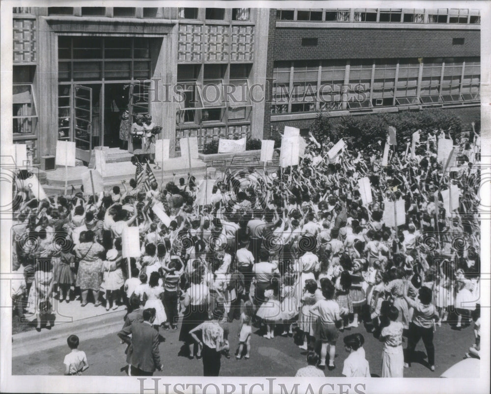 1962 Press Photo Mrs Dorothy Martin Given Surprise Send Off Parade- RSA94575 - Historic Images