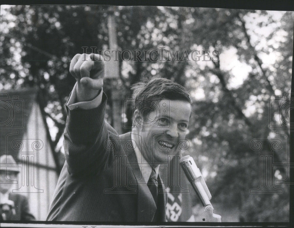 1973 Press Photo Dr. Joseph P. Kerwin Speaking To Children Of St. Giles School - Historic Images