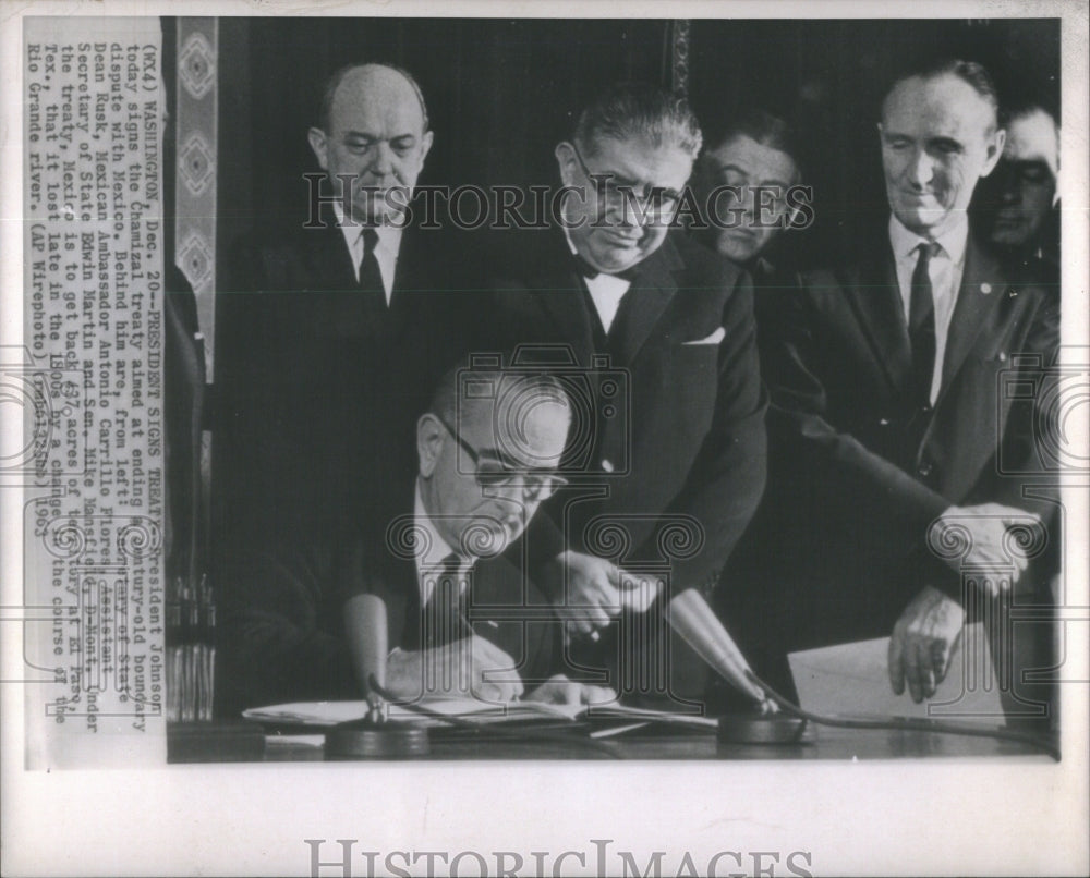 1963 President Johnson Signs Chamizal Treaty - Historic Images