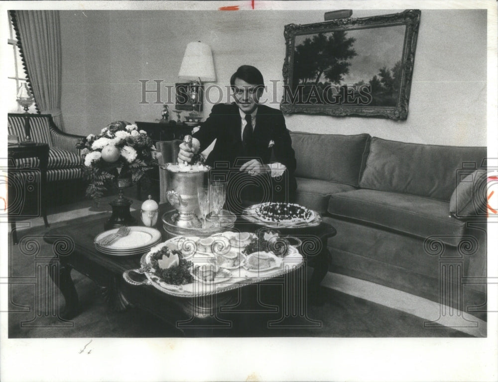 1977 John Hibbeler, Professional Party-Giver - Historic Images