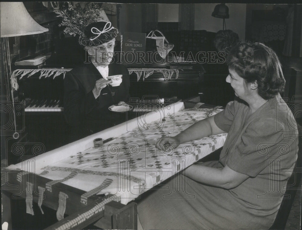 1946 Rev. Miss Hiatt Makes A &quot;Tea-Time&quot; Call with A Church Member - Historic Images