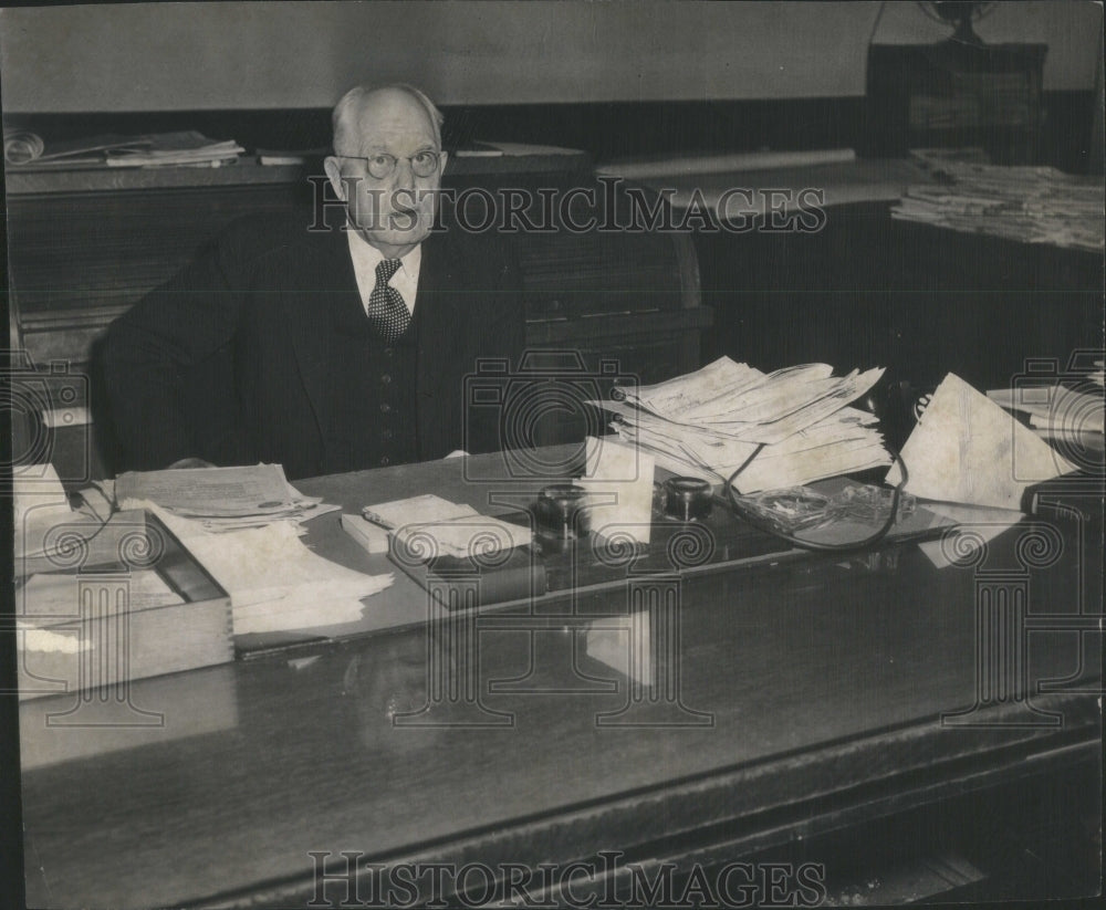 1951 Press Photo Public Works Comr. Oscar Hewitt Hopes To Save City $20,000 - Historic Images