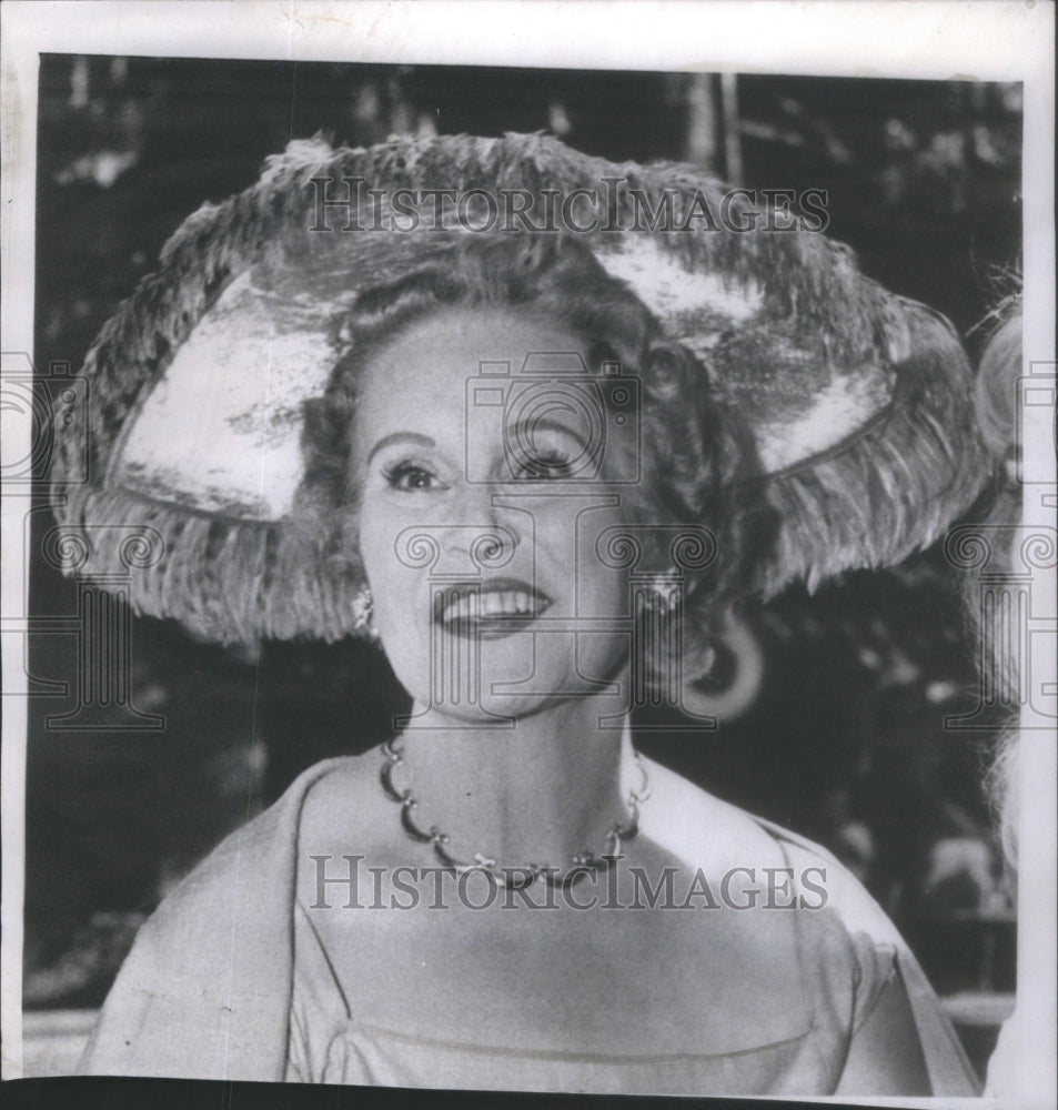 1957 Former Screen Actress Peggy Hamilton Before Facial Treatment - Historic Images