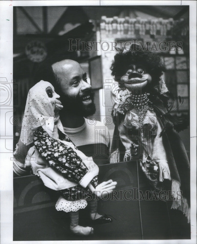 1977 Gary Jones Black Street Puppeteers USA - Historic Images