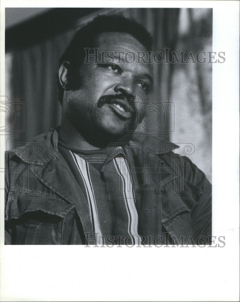 1982 Rev Edgar Jackson speaks neighborhood Forts family neighborhood - Historic Images