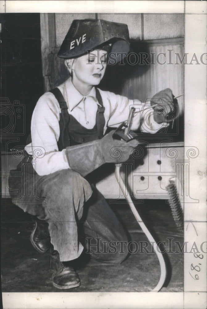 1943 Paulette Goddard American Film Theatre Actress Lady Welder - Historic Images