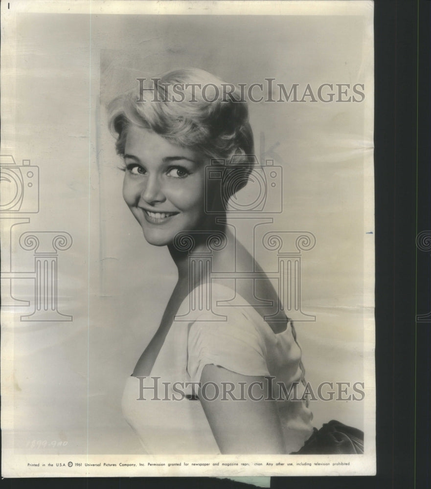 1961 Mrs. Carol Lynley is Present at Gala Outdoor Fashion Show - Historic Images