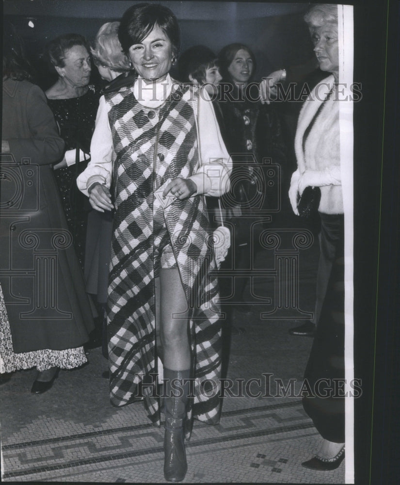 1971 Mrs John Swearingen Jr wears boots White mink fashion women - Historic Images