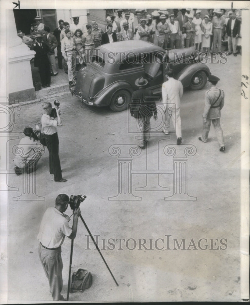 1943 Alfred de Marigny Claims Attention to and from Court - Historic Images