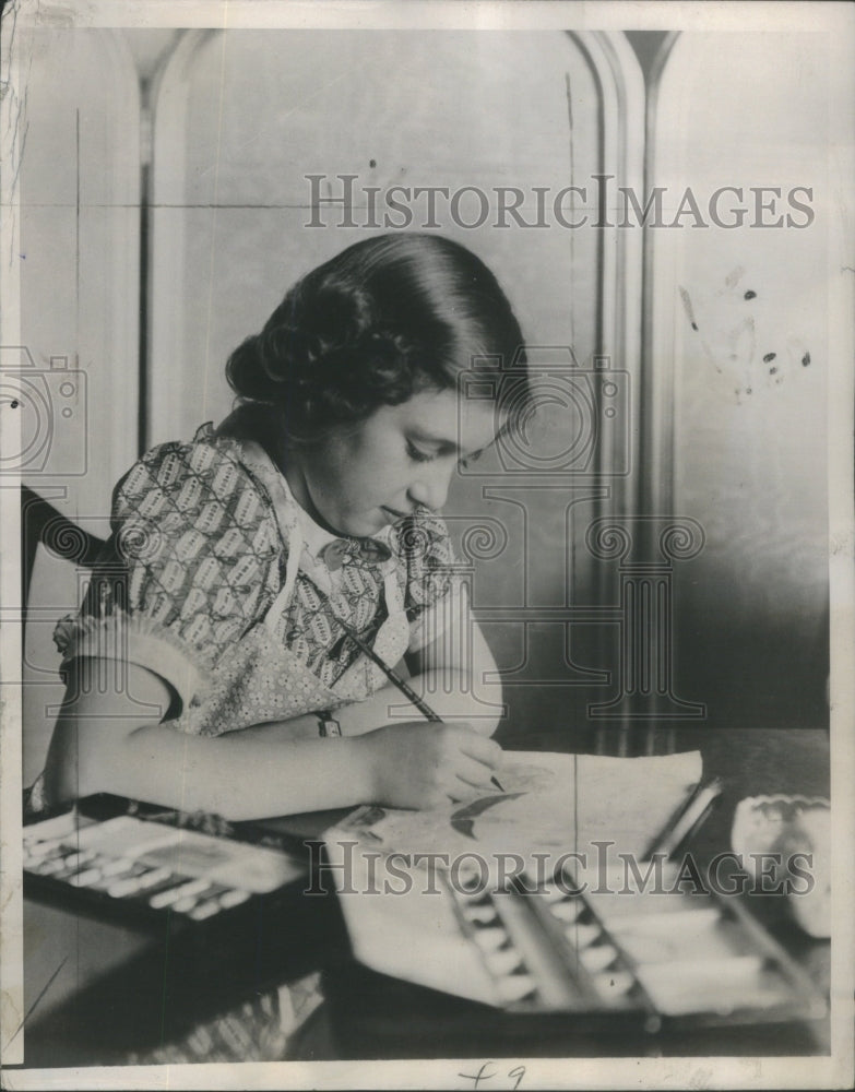 1940 Princess Margaret Rose Of England Enjoys Painting - Historic Images