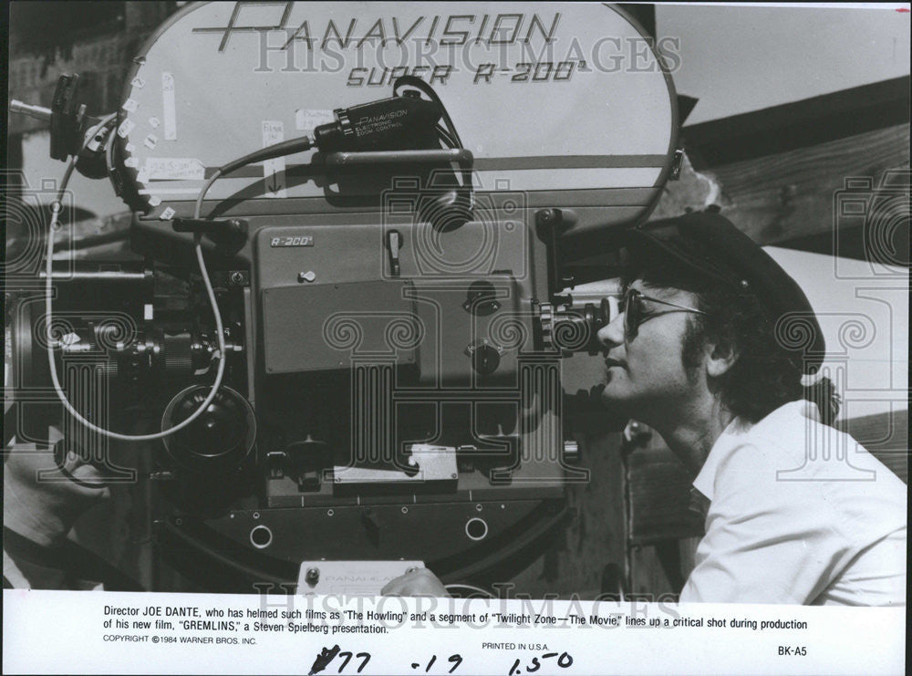 1984 Press Photo Director Joe Dante during the production of &quot;Gremlins&quot; - Historic Images