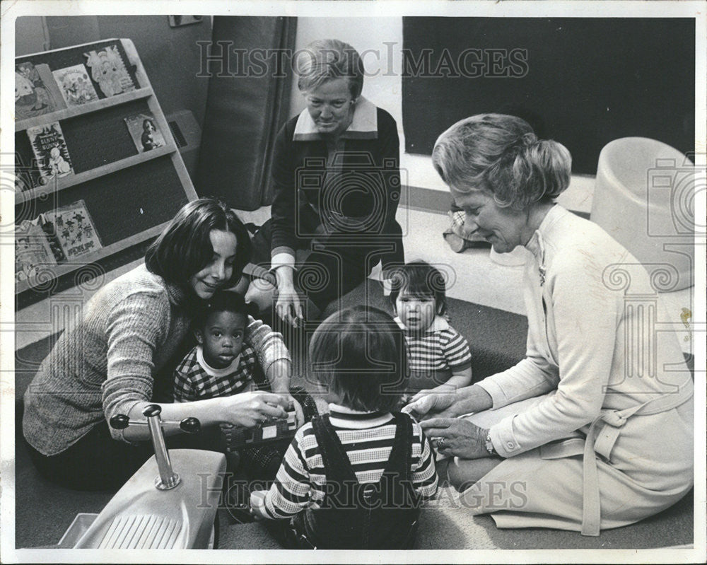 1975 Press Photo Mrs. William Dabney John Malo Carol Binder Hughes Padilla - Historic Images