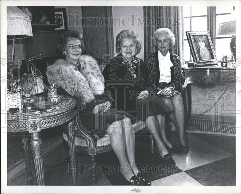 1975 Press Photo Senior Committee Goodwill Gals Campbell, Mueller Roger - Historic Images