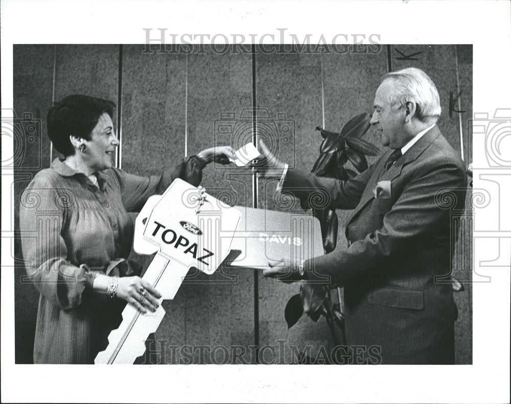 1982 Press Photo Evelyn Davis buying  ford receiving mock-up key Philip Caldwell - Historic Images