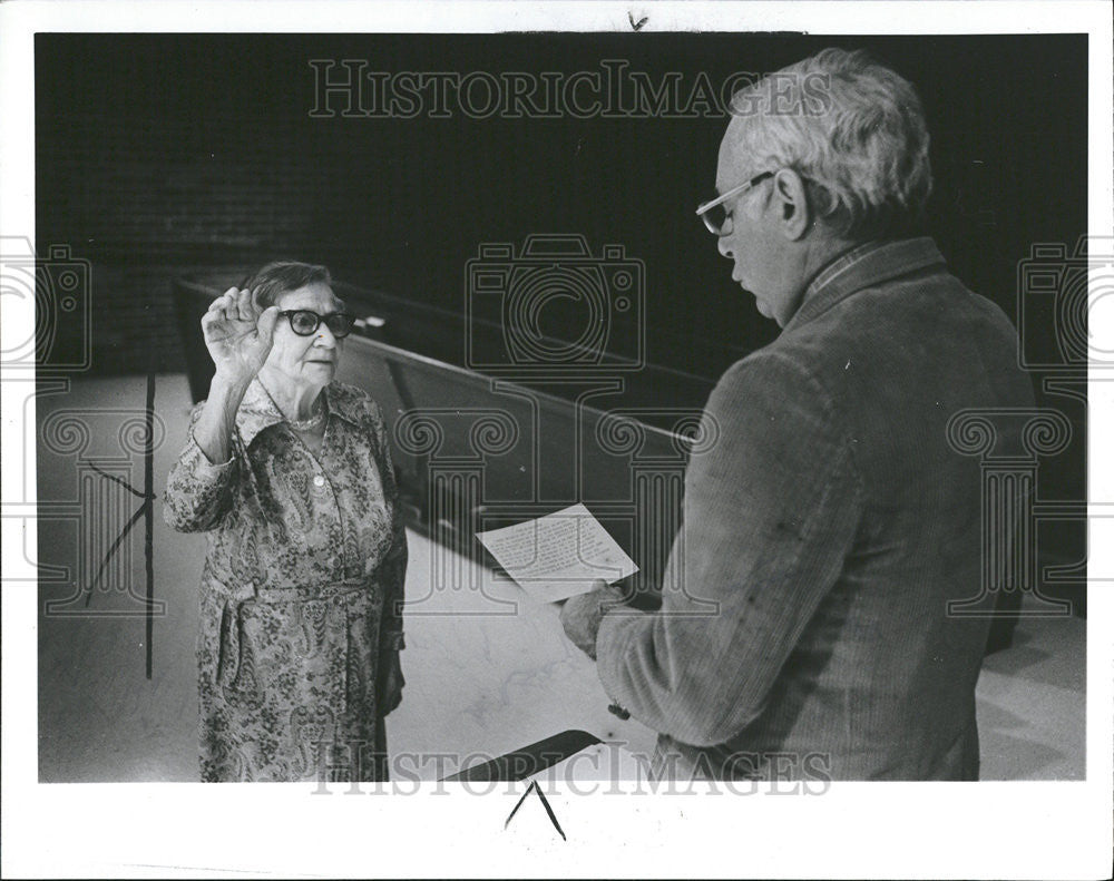 1981 Press Photo Mrs Bessie Kalish US Citizen Federal Judge Avern Cohn - Historic Images