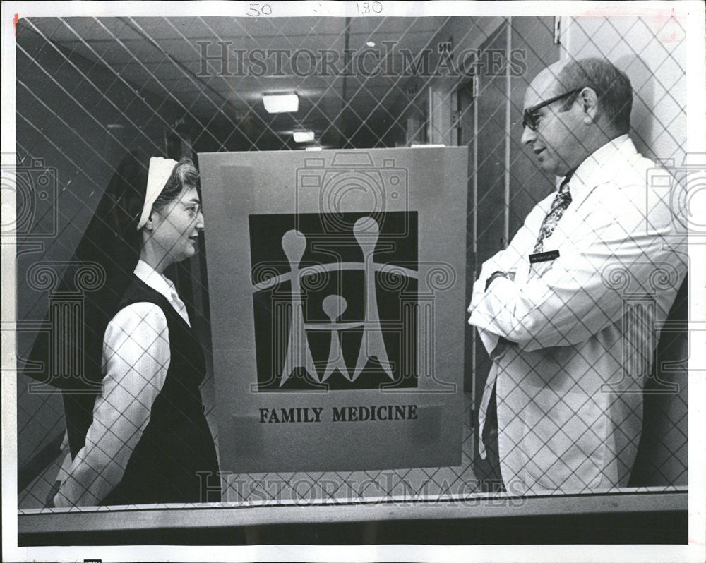 1972 Press Photo Sister Mary Kieran &amp; Dr. John Robertson - Historic Images