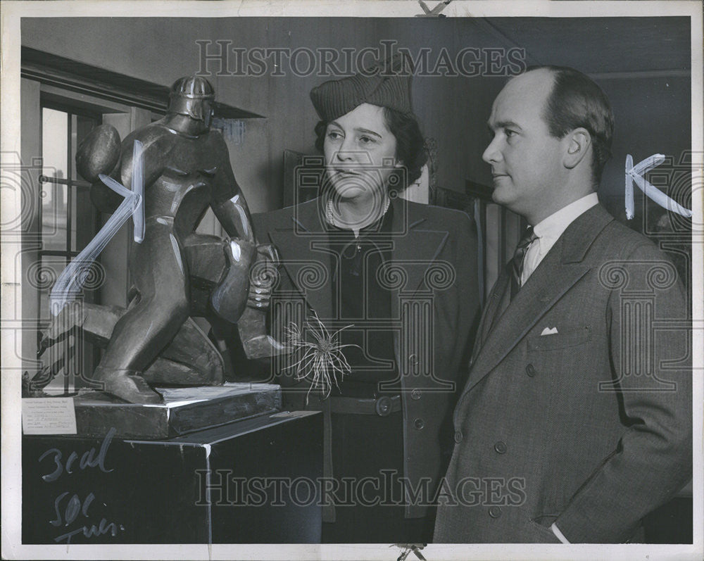 1940 Press Photo Mrs. Phelps Newberry, John S Newberry view sculpture in Detroit - Historic Images