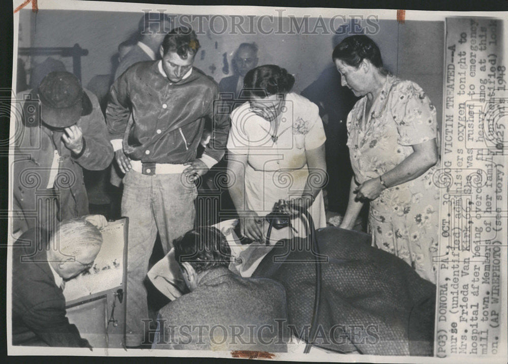 1948 Press Photo Frieda Van Kirk Administered Oxygen Overcome Heavy Smog Donora - Historic Images