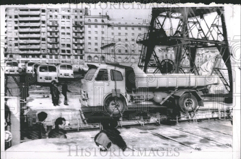 1964 Press Photo Spanish Pegaso truck Exports Cuba Shipment - Historic Images