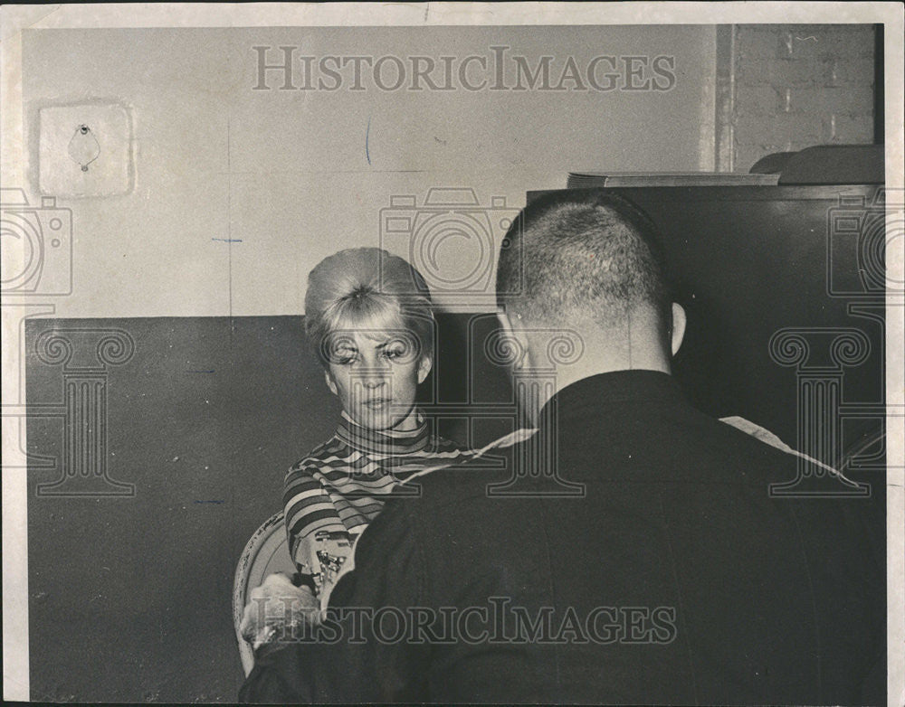 1967 Press Photo Robbery Suspect Mary Cook Questioned At La Porte County Jail - Historic Images