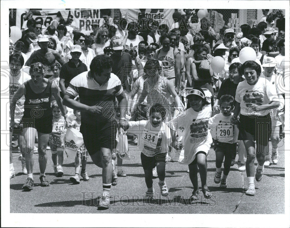 1991 Press Photo Gatorade Goody Bag Gallop Lincoln Park Zoo Chicago Parents - Historic Images