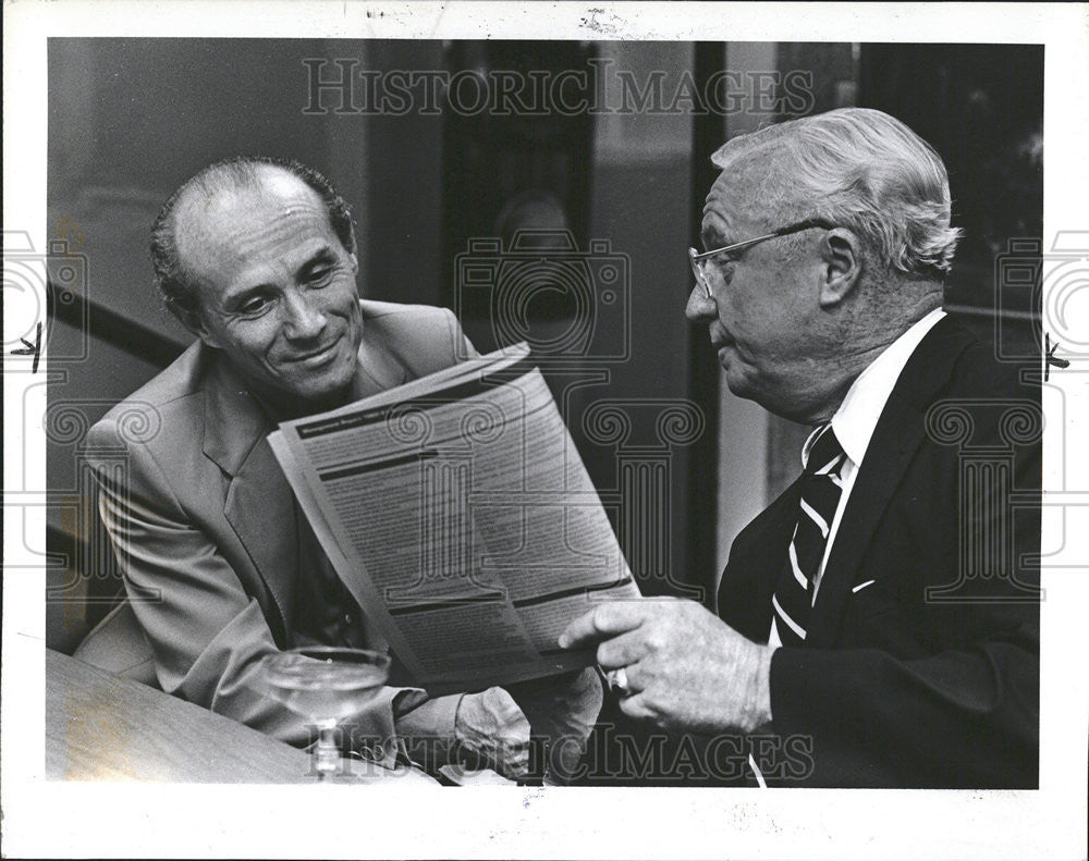 1981 Press Photo Gary Bertini Talking Louis Mackenzie DSO - Historic Images