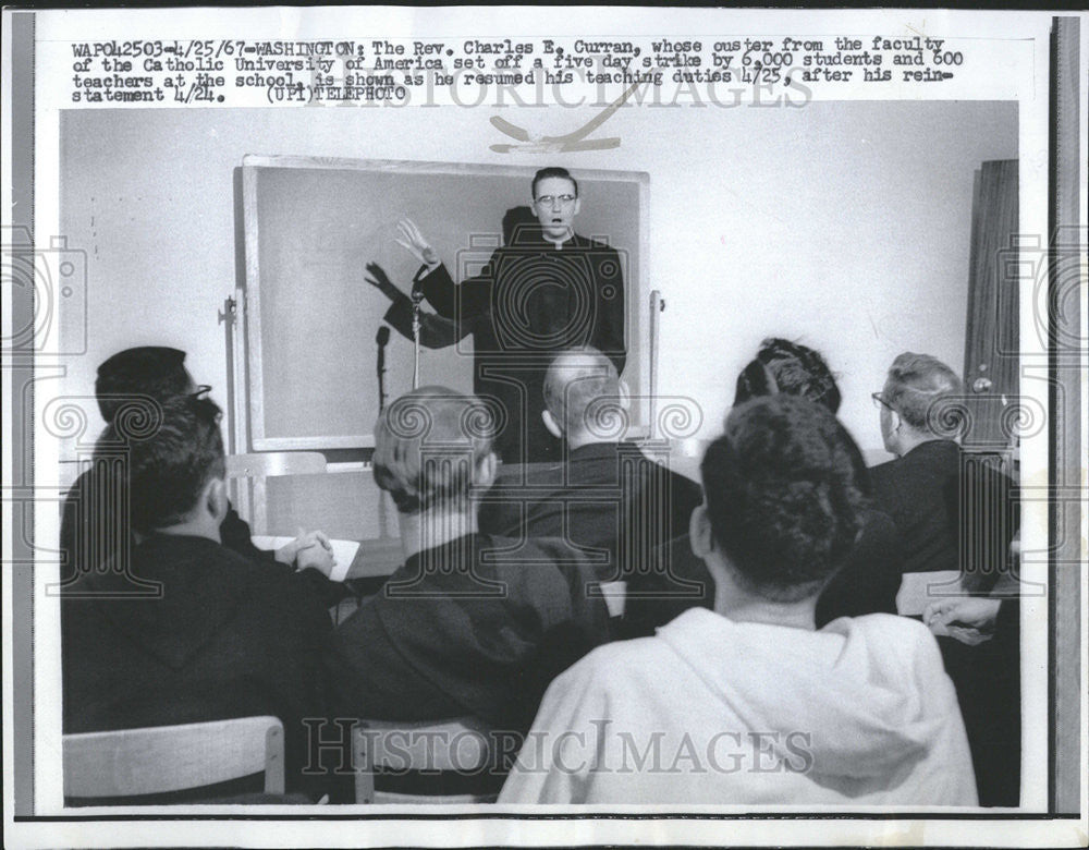 1967 Press Photo Reverend Charles E. Curran resumes teaching after strikes - Historic Images