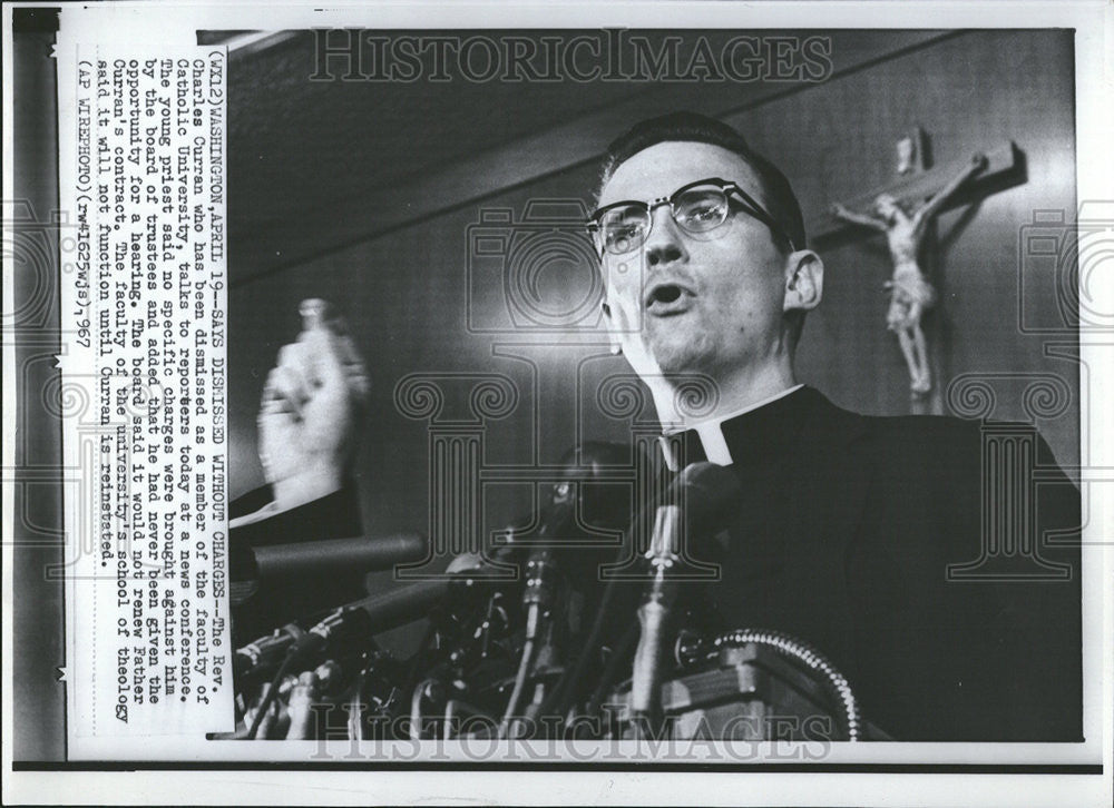 1967 Press Photo Reverend Charles Curran Talks to Reporters at News Conference - Historic Images