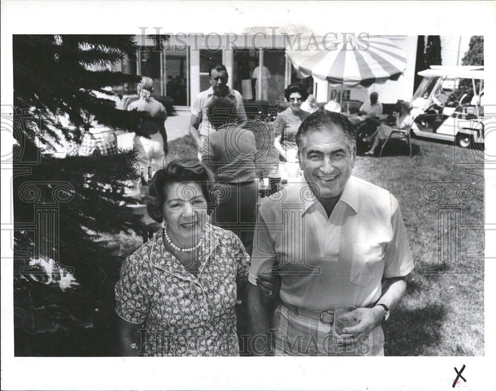 1984 Press Photo Dr. and Mrs. Sidney Chapin enjoy summer life at Harsens Island - Historic Images