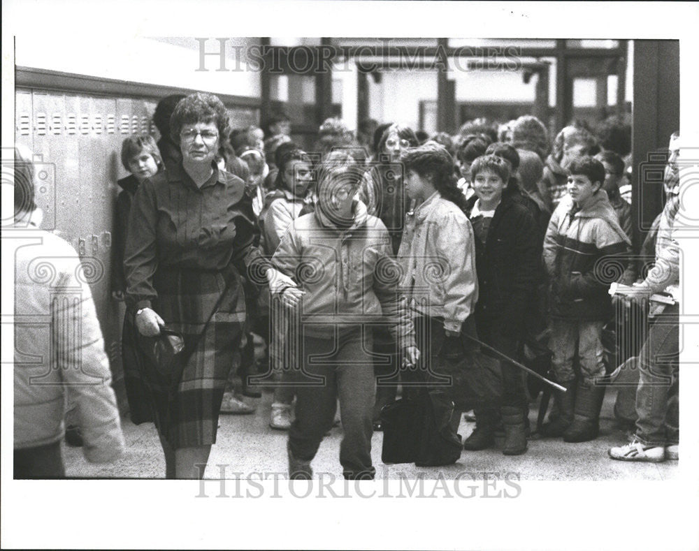 1988 Press Photo Interiors of School, Hall Scenes With Kids Lining Up - Historic Images